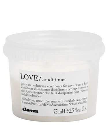 Davines Essential Haircare Love Curl Conditioner Beruhigender Conditioner für krauses oder widerspenstiges Haar