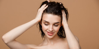 Haarpeeling: ein Helfer im Kampf für gesundes und schönes Haar
