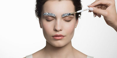 Všetko, čo potrebujete vedieť o farbení obočia