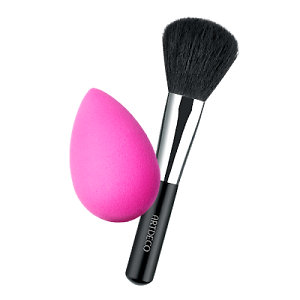 Kozmetické štetce a makeup hubky na líčenie